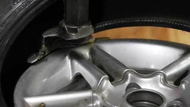 タイヤ修理のプロセス 整備士によって車からタイヤを修理しなさい 冬用タイヤ — ストック動画