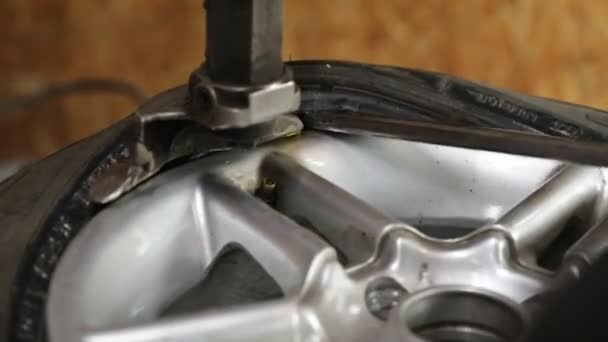 Prozess Der Reifenreparatur Reparatur Eines Autoreifens Durch Einen Mechaniker Winterreifen — Stockvideo