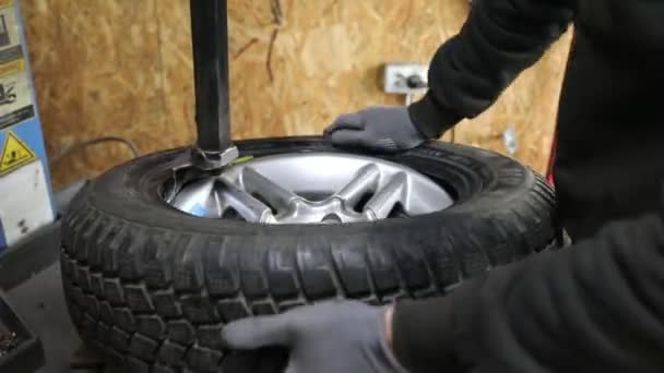 Processo Reparação Pneus Reparar Pneu Carro Por Mecânico Pneus Inverno — Vídeo de Stock