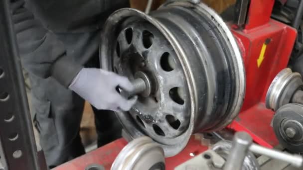 タイヤ修理のプロセス 整備士によって車からタイヤを修理しなさい 冬用タイヤ — ストック動画