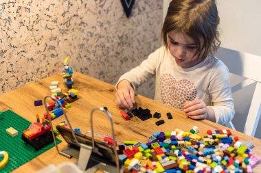 Küçük kız çevrimiçi öğrenme ve evde yaratma. Karantina ve Sosyal Mesafe.