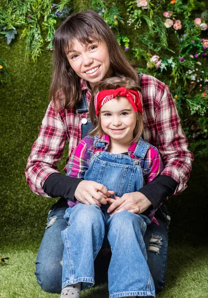 Moeder Dochter Hebben Plezier Het Voorjaar — Stockfoto