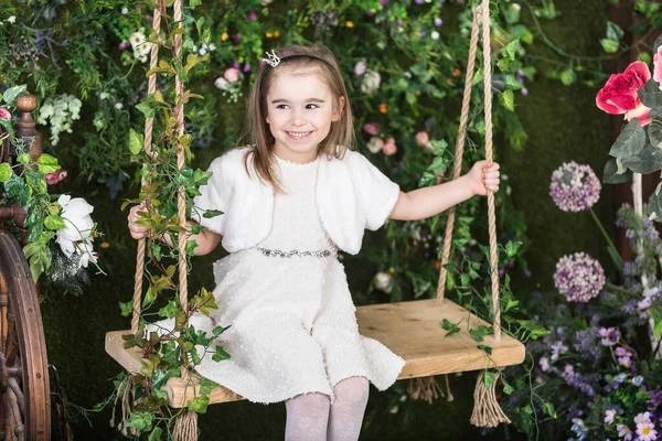 Menina Bonita Divertindo Primavera Estúdio Decorado Com Flores — Fotografia de Stock