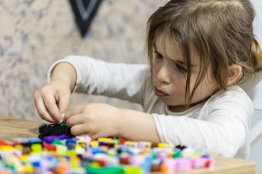 Küçük kız çevrimiçi öğrenme ve evde yaratma. Karantina ve Sosyal Mesafe.