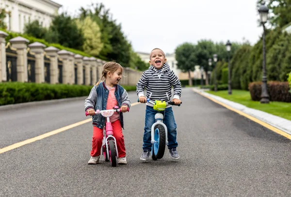 Barn Ridning Cyklar Park Barnen Kan Cykla Staden Bror Och — Stockfoto