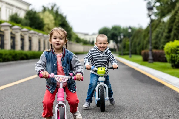 Niños Montando Bicicletas Parque Los Niños Disfrutan Del Paseo Bicicleta —  Fotos de Stock