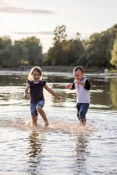 Сім Друзі Літні Канікули Щасливі Діти Бігають Крізь Воду Влітку — стокове фото