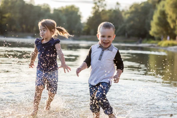 Семья Друзья Летние Каникулы Счастливые Дети Бегают Воде Летом Закате — стоковое фото