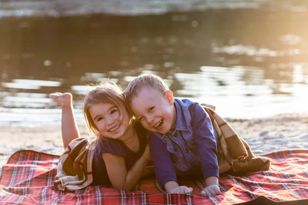 Familia Amigos Vacaciones Verano Niños Felices Sonriendo Tonteando Playa Atardecer —  Fotos de Stock