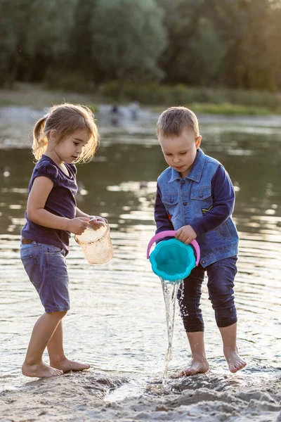 Family Friends Summer Vacation Happy Kids Smiling Fooling Beach Sunset — Stock Photo, Image