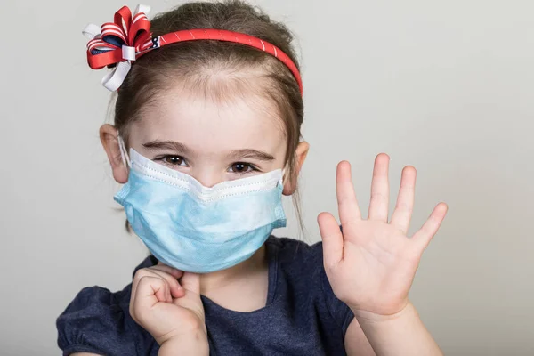 소녀는 오염을 바이러스 Covid 로부터 자신을 보호하기 마스크를 — 스톡 사진
