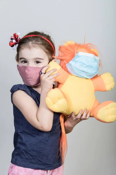 Kleines Mädchen Mit Stoffmaske Schützt Sich Vor Coronavirus Covid Kind — Stockfoto