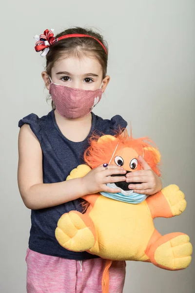 Kleines Mädchen Mit Stoffmaske Schützt Sich Vor Coronavirus Covid Kind — Stockfoto