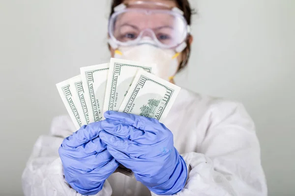 Doctor Protective Wear Holding Money Spend Coronavirus Covid Analyzing Vaccine — Stock Photo, Image