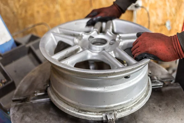 Proceso Reparación Neumáticos Reparar Neumático Del Coche Por Mecánico Neumáticos —  Fotos de Stock