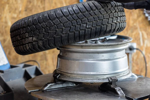 タイヤ修理のプロセス 整備士によって車からタイヤを修理しなさい 冬用タイヤ — ストック写真