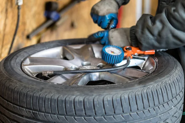 Processo Reparação Pneus Reparar Pneu Carro Por Mecânico Pneus Inverno — Fotografia de Stock