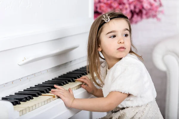 Gyönyörű Fiatal Lány Szórakozás Tavasszal Díszített Stúdió Zongorázni — Stock Fotó
