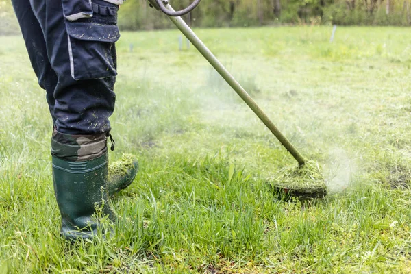 Fiatal Munkás Füvet Nyír Fűnyíróval Kertben Fénykép Karbantartó Szakember Vágás — Stock Fotó