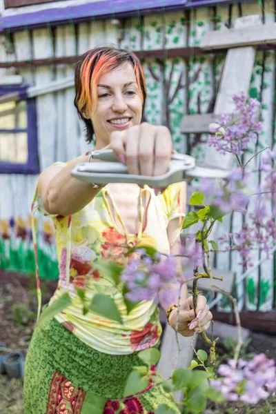 Femme Aux Cheveux Roux Coupant Des Fleurs Campagne Village — Photo