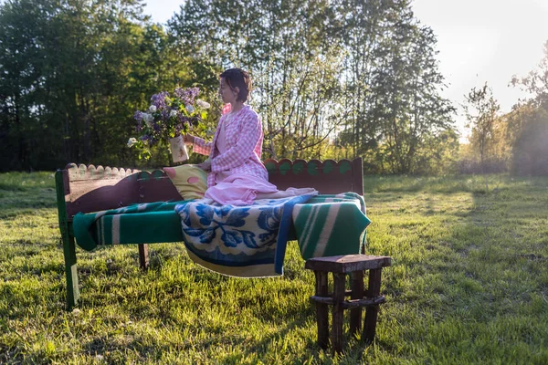 Vrouw Met Rood Haar Ontspannen Het Platteland Van Het Dorp — Stockfoto