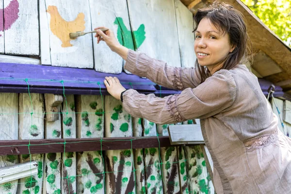 Donna Che Dipinge Una Casa Nella Campagna Del Villaggio — Foto Stock