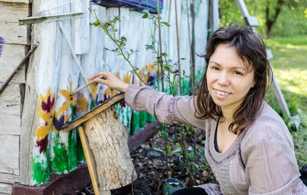 Femme Peignant Une Maison Campagne Village — Photo