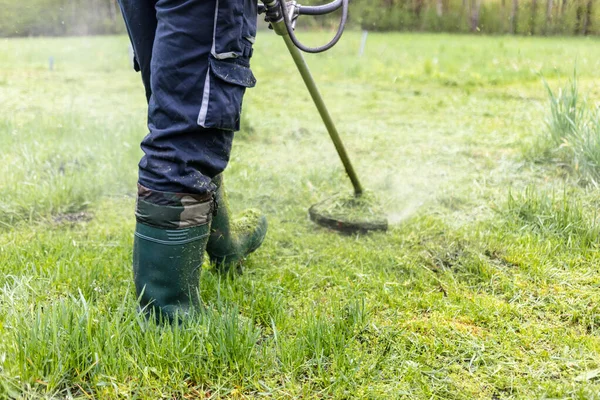 Fiatal Munkás Füvet Nyír Fűnyíróval Kertben Fénykép Karbantartó Szakember Vágás — Stock Fotó