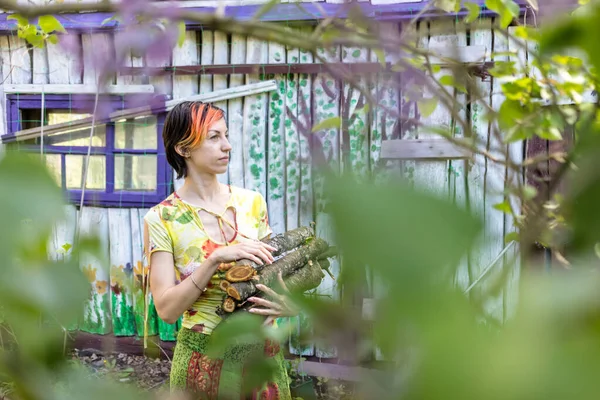 Žena Relaxace Venkově Vesnice — Stock fotografie