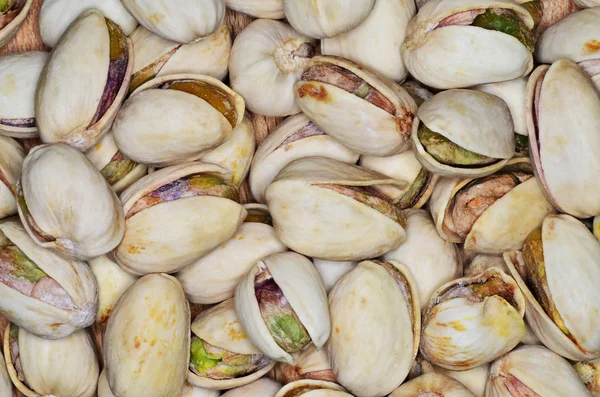 Rostade och saltade pistagenötter med skal — Stockfoto