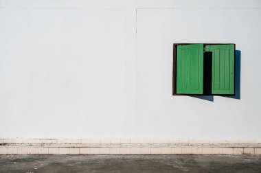 Yeşil ahşap çerçeve beyaz duvarda