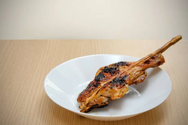 Isoleer schotel van gegrilde kippen dij en drumstick op houten Tabl — Stockfoto