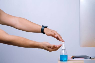 Alkol el dezenfektanı kullanmadan önce ve sonra ellerinizi ovuşturmak için kullanırsanız koronavirüsü ve diğerlerini engellersiniz.