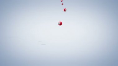 Beyaz arka plan üzerinde aşk simgelerle düşen topları.