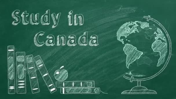 Study Canada と書かれた回転する地球と学校の本は黒板にチョークで描かれています 留学の概念 — ストック動画