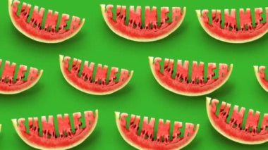 Yeşil arka planda taze karpuz dilimleri. Yaz kelimesi her parçaya kazınmış..