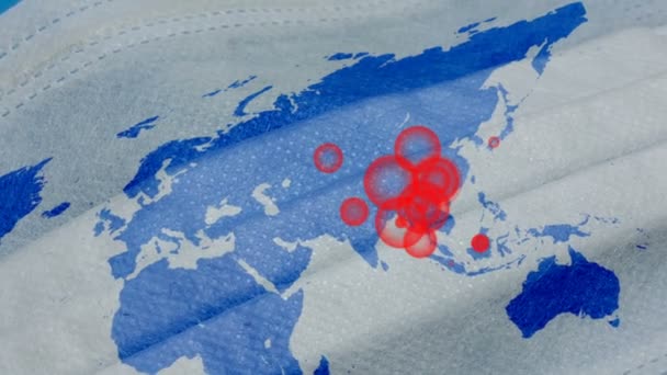 Covid 19発生 世界地図付きの医療マスク 地球上のコロナウイルスの拡散の概念 — ストック動画