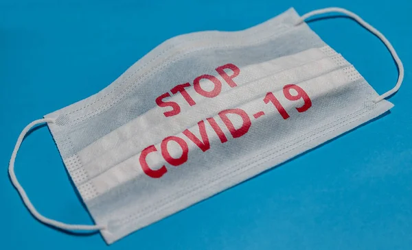 Medicinsk Ansiktsmask Med Stop Covid Text Blå Bakgrund Begreppet Karantän — Stockfoto