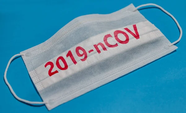 Máscara Facial Médica Com Texto 2019 Ncov Sobre Fundo Azul — Fotografia de Stock