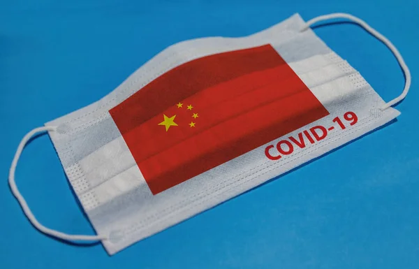 Máscara Facial Médica Con Bandera China Texto Covid Sobre Fondo — Foto de Stock