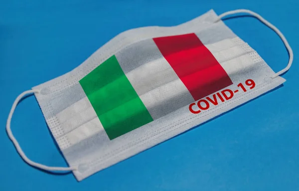 Máscara Facial Médica Con Bandera Italia Texto Covid Sobre Fondo — Foto de Stock