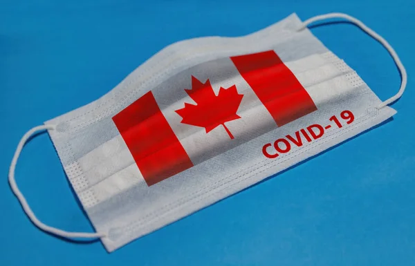 Máscara Facial Médica Com Bandeira Canadá Texto Covid Sobre Fundo — Fotografia de Stock