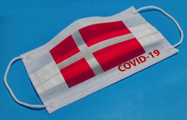 Máscara Facial Médica Con Bandera Dinamarca Texto Covid Sobre Fondo — Foto de Stock