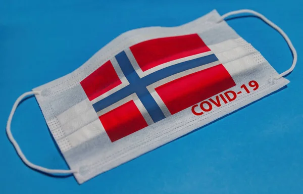 Máscara Facial Médica Con Bandera Noruega Texto Covid Sobre Fondo — Foto de Stock