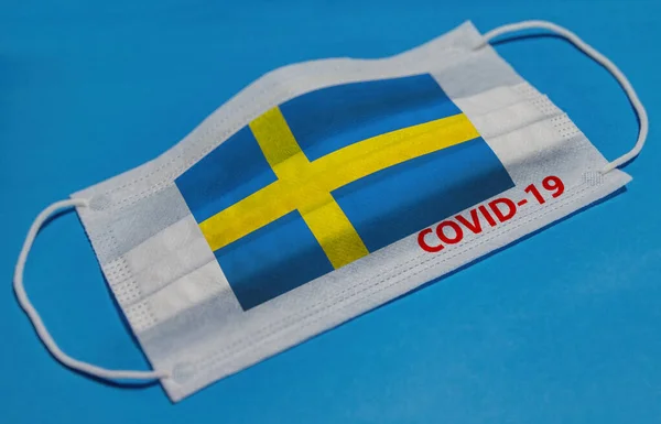 Máscara Facial Médica Com Bandeira Suécia Texto Covid Sobre Fundo — Fotografia de Stock