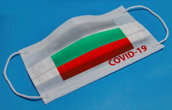 Máscara Facial Médica Com Bandeira Bulgária Texto Covid Sobre Fundo — Fotografia de Stock