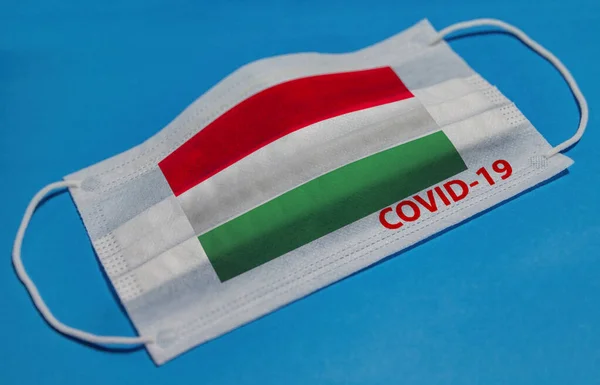 Máscara Facial Médica Com Bandeira Hungria Texto Covid Sobre Fundo — Fotografia de Stock