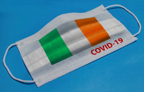 Máscara Facial Médica Con Bandera Irlanda Texto Covid Sobre Fondo — Foto de Stock