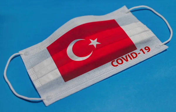 Máscara Facial Médica Con Bandera Turquía Texto Covid Sobre Fondo — Foto de Stock