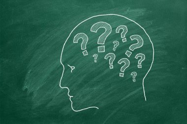 İçinde soru işaretleri olan insan kafası. Yeşil karatahta canlandırma.